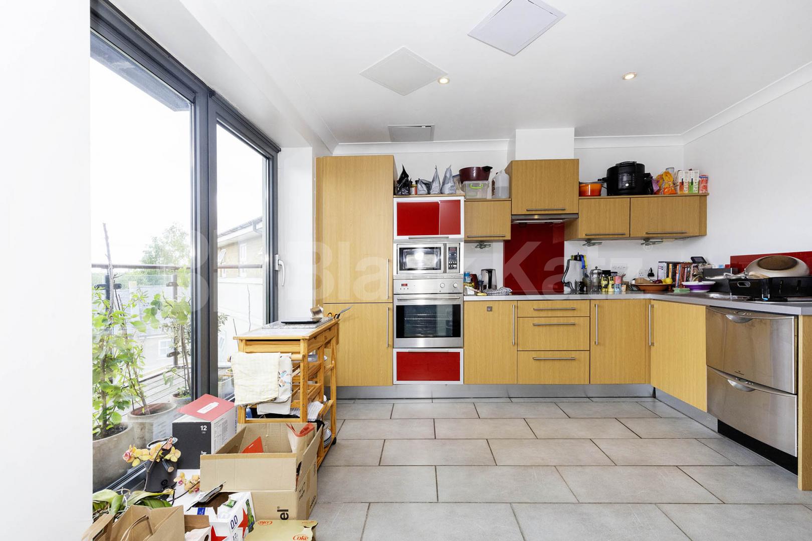 Luxury modern development with two bathrooms huge lounge & two double bedrooms Canal Boulevard, Camden